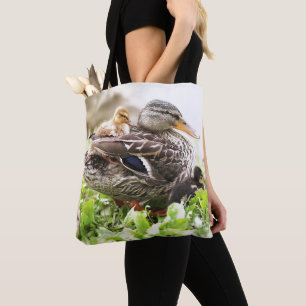 Vrouw Mallard omringd door drijfveren Tote Bag