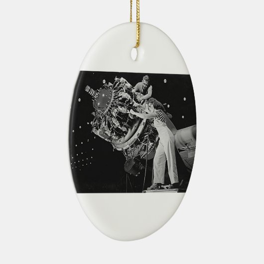 Vrouw Mechanic - WWII Keramisch Ornament (Rechts)