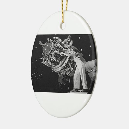 Vrouw Mechanic - WWII Keramisch Ornament (Links)