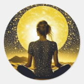 Vrouw Mediteert door Volle Maan op Sterrennacht Ronde Sticker (Voorkant)