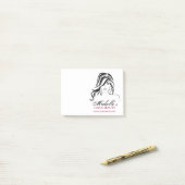 Vrouw meisje met golvend haar en makreel post-it® notes (Op bureau)