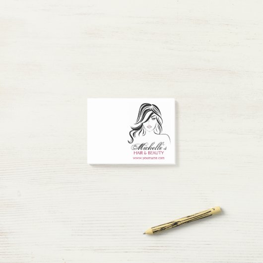 Vrouw meisje met golvend haar en makreel post-it® notes (Op bureau)