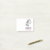 Vrouw meisje met golvend haar en makreel post-it® notes (Op bureau)