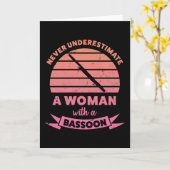 Vrouw met Bassoon Funny geeft mam Kaart (Gele Bloem)