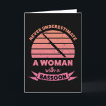 Vrouw met Bassoon Funny geeft mam Kaart<br><div class="desc">Onderschat nooit een vrouw met een Bassoon. Grappig geschenk ideaal voor vrouwen die van orkesten houden,  instrumenten en marchingband. Het wordt kerstcadeau,  verjaardagsgeschenk of moederdag voor je vrouw of verloofde.</div>