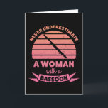 Vrouw met Bassoon Funny geeft mam Kaart<br><div class="desc">Onderschat nooit een vrouw met een Bassoon. Grappig geschenk ideaal voor vrouwen die van orkesten houden,  instrumenten en marchingband. Het wordt kerstcadeau,  verjaardagsgeschenk of moederdag voor je vrouw of verloofde.</div>