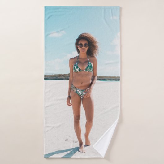 Vrouw met bikini op zand badhanddoek (Badhanddoek)