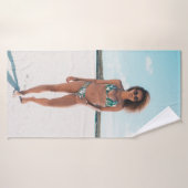 Vrouw met bikini op zand badhanddoek (Badhanddoek)
