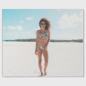 Vrouw met bikini op zand cadeaupapier (Vlak)