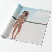 Vrouw met bikini op zand cadeaupapier (Uitgerold)