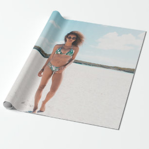 Vrouw met bikini op zand cadeaupapier