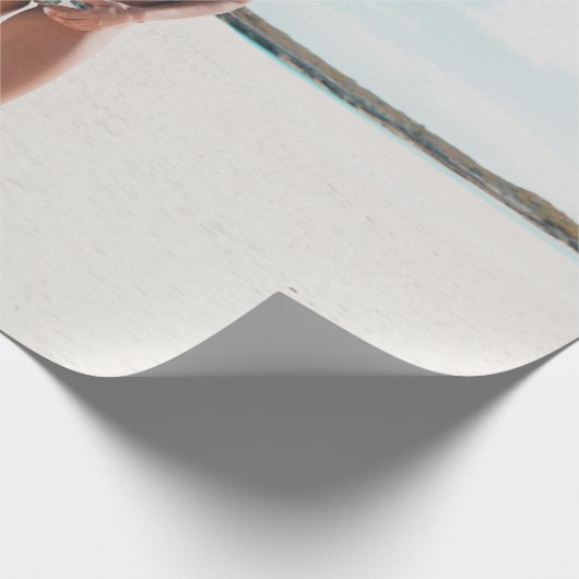 Vrouw met bikini op zand cadeaupapier (Hoek)