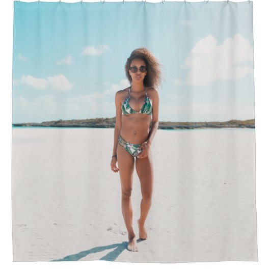 Vrouw met bikini op zand douchegordijn (Voorkant)