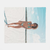 Vrouw met bikini op zand fleece deken (Voorkant (Horizontaal))