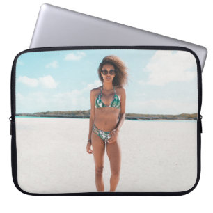Vrouw met bikini op zand laptop sleeve