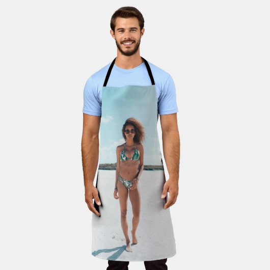 Vrouw met bikini op zand schort (Gedragen)