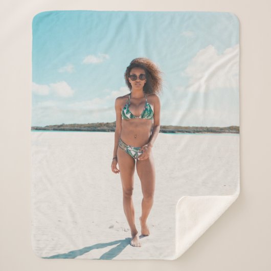 Vrouw met bikini op zand sherpa deken (Voorkant)
