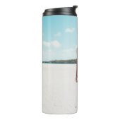 Vrouw met bikini op zand thermosbeker (Gedraaid links)