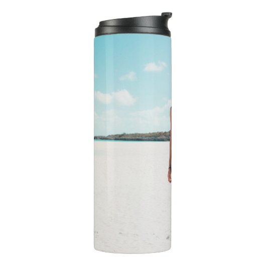 Vrouw met bikini op zand thermosbeker (Gedraaid links)