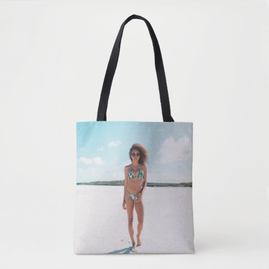 Vrouw met bikini op zand tote bag (Voorkant)