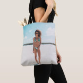 Vrouw met bikini op zand tote bag (Dichtbij)