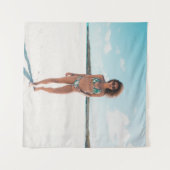 Vrouw met bikini op zand wandkleed (Voorkant (horizontaal))