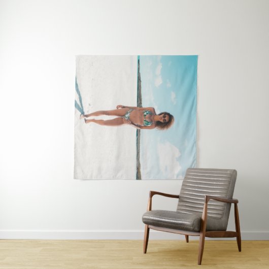 Vrouw met bikini op zand wandkleed (In Situ (horizontaal))