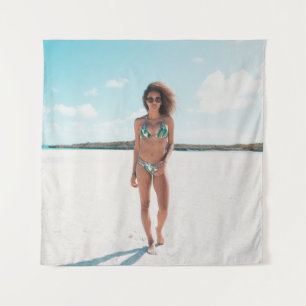 Vrouw met bikini op zand wandkleed