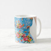 Vrouw met blauwe bloemperjes en bruin pet koffiemok (Voorkant rechts)