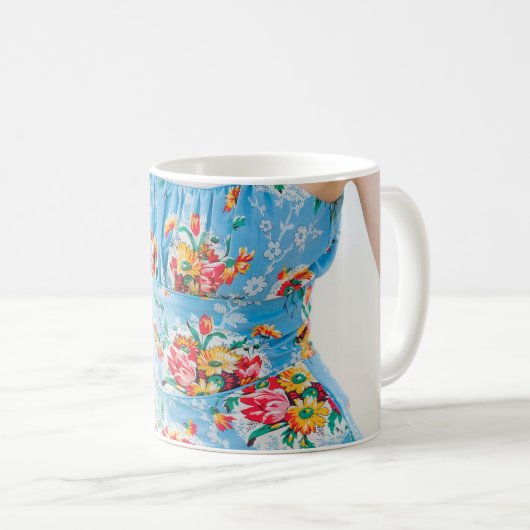 Vrouw met blauwe bloemperjes en bruin pet koffiemok (Voorkant rechts)