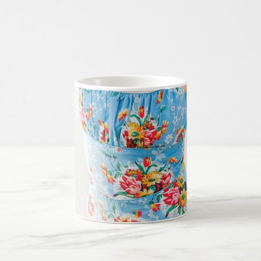 Vrouw met blauwe bloemperjes en bruin pet koffiemok (Center)