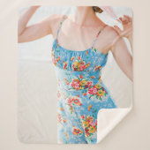 Vrouw met blauwe bloemperjes en bruin pet sherpa deken (Voorkant)