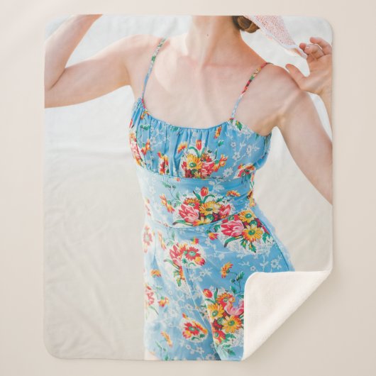 Vrouw met blauwe bloemperjes en bruin pet sherpa deken (Voorkant)