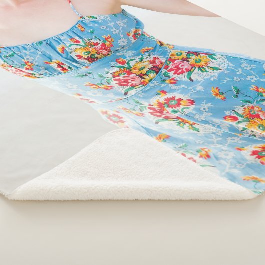 Vrouw met blauwe bloemperjes en bruin pet sherpa deken (3/4)