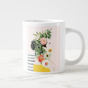 Vrouw met bloemen grote koffiekop