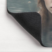 Vrouw met bloemen op haar hoofd Drijvend in een vi Muismat (Hoek)