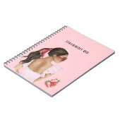 Vrouw met bruin haar Aardbei Rood Notitieboek (Linkerzijde)