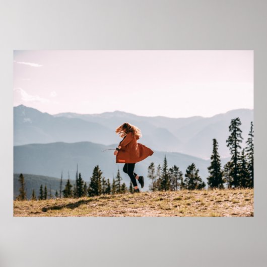 Vrouw met bruine jas poster (Voorkant)