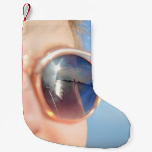 Vrouw met bruine zonnebrillen kleine kerstsok