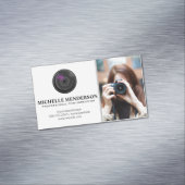 Vrouw met camera die foto maakt magnetisch visitekaartje (Voorbeeld)