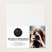 Vrouw met camera maakt foto visitekaartje (Buitenkant ongevouwen)