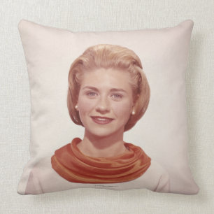 Vrouw met carf kussen