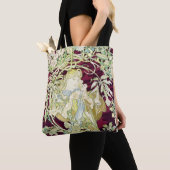 Vrouw met Daisy - Alphonse Mucha Tote Bag (Dichtbij)
