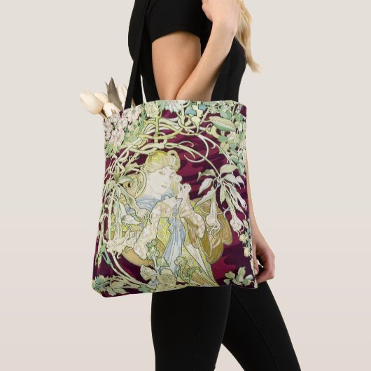 Vrouw met Daisy - Alphonse Mucha Tote Bag (Dichtbij)
