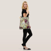 Vrouw met Daisy - Alphonse Mucha Tote Bag (Op model)