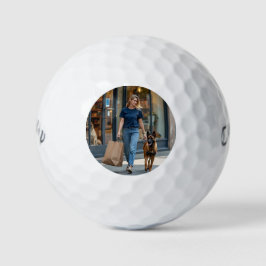 Vrouw met donkerblauw T-shirt met ronde hals Golfballen