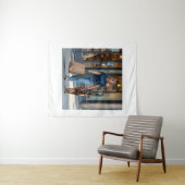 Vrouw met donkerblauw T-shirt met ronde hals Wandkleed (In Situ (horizontaal))