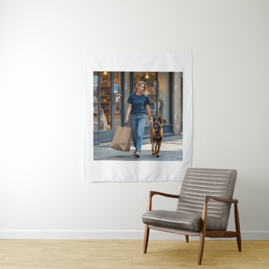 Vrouw met donkerblauw T-shirt met ronde hals Wandkleed (In situ)