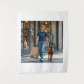 Vrouw met donkerblauw T-shirt met ronde hals Wandkleed (Voorkant)