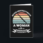 Vrouw met een Bassoon Funny Gift Mam Kaart<br><div class="desc">Onderschat nooit een vrouw met een Bassoon. Grappig geschenk ideaal voor vrouwen die van orkesten houden,  instrumenten en marchingband. Het wordt kerstcadeau,  verjaardagsgeschenk of moederdag voor je vrouw of verloofde.</div>